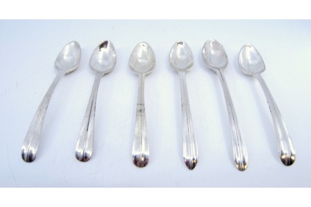  Conjunto de seis colheres de café em prata com frisos ao longo dos cabos.